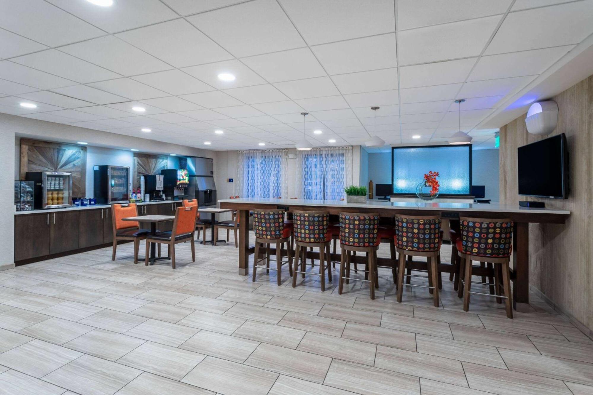 Days Inn & Suites By Wyndham Denver International Airport Kültér fotó